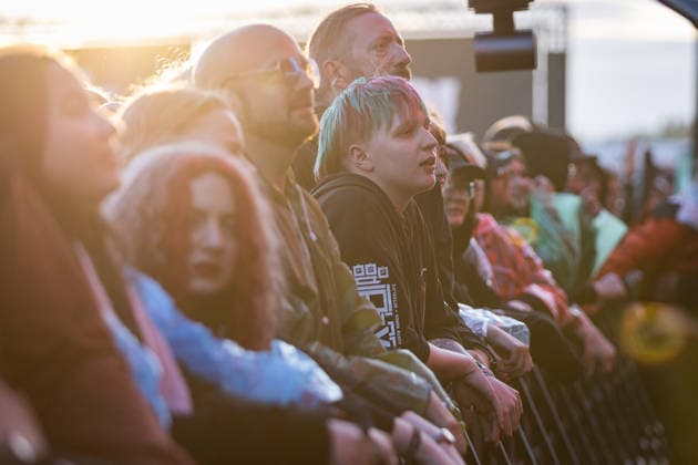 Rock am Ring 2026, Tag 2, 6.6.2026 Fans bei Electric Callboy -- Mit dem Traditionsfestival Rock am Ring am Nürburgring in der Eifel startet in Deutschland die Festival-Saison. Rock am Ring findet in diesem Jahr vom 5. bis 7. Juni statt. Rund 80 Bands und Künstler stehen auf einer der drei großen Bühnen. Nürburg Nürburgring Rheinland-Pfalz Deutschland *** Rock am Ring 2026, Day 2, 6 6 2026 fans at Electric Callboy The traditional Rock am Ring festival at the Nürburgring in the Eifel region kicks off the festival season in Germany Rock am Ring will take place this year from June 5 to 7 Around 80 bands and artists will perform on one of the three large stages Nürburg Nürburgring Rhineland-Palatinate Germany Copyright: xSebastianxDerixx