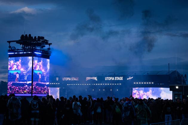 Rock am Ring 2026, Tag 2, 6.6.2026 Menschenmassen auf dem Dach vor der Utopia Stage -- Mit dem Traditionsfestival Rock am Ring am Nürburgring in der Eifel startet in Deutschland die Festival-Saison. Rock am Ring findet in diesem Jahr vom 5. bis 7. Juni statt. Rund 80 Bands und Künstler stehen auf einer der drei großen Bühnen. Nürburg Nürburgring Rheinland-Pfalz Deutschland *** Rock am Ring 2026, Day 2, 6 6 2026 Crowds on the roof in front of the Utopia Stage The traditional Rock am Ring festival at the Nürburgring in the Eifel region kicks off the festival season in Germany Rock am Ring will take place this year from 5 to 7 June Around 80 bands and artists will perform on one of the three large stages Nürburg Nürburgring Rhineland-Pal Copyright: xSebastianxDerixx