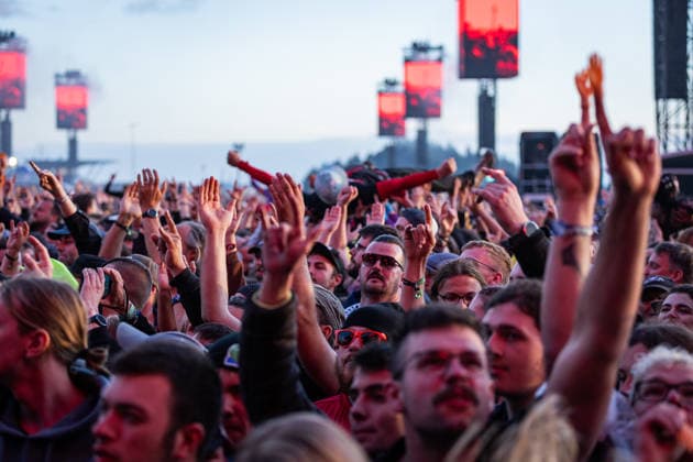 Rock am Ring 2026, Tag 2, 6.6.2026 Fans bei Electric Callboy -- Mit dem Traditionsfestival Rock am Ring am Nürburgring in der Eifel startet in Deutschland die Festival-Saison. Rock am Ring findet in diesem Jahr vom 5. bis 7. Juni statt. Rund 80 Bands und Künstler stehen auf einer der drei großen Bühnen. Nürburg Nürburgring Rheinland-Pfalz Deutschland *** Rock am Ring 2026, Day 2, 6 6 2026 fans at Electric Callboy The traditional Rock am Ring festival at the Nürburgring in the Eifel region kicks off the festival season in Germany Rock am Ring will take place this year from June 5 to 7 Around 80 bands and artists will perform on one of the three large stages Nürburg Nürburgring Rhineland-Palatinate Germany Copyright: xSebastianxDerixx