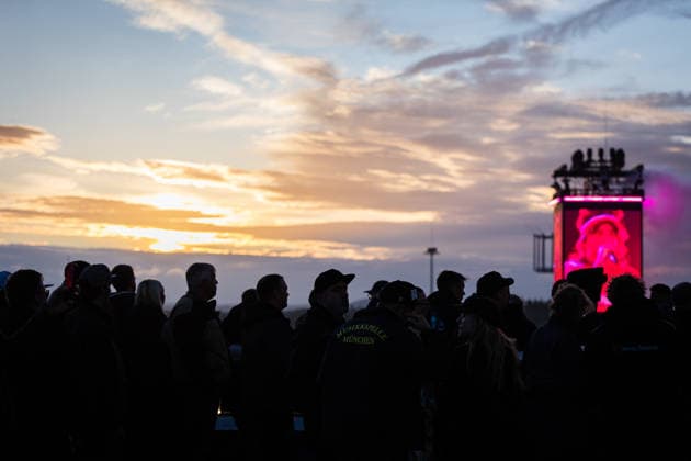 Rock am Ring 2026, Tag 2, 6.6.2026 Sonnenuntergang zu Electric Callboy -- Mit dem Traditionsfestival Rock am Ring am Nürburgring in der Eifel startet in Deutschland die Festival-Saison. Rock am Ring findet in diesem Jahr vom 5. bis 7. Juni statt. Rund 80 Bands und Künstler stehen auf einer der drei großen Bühnen. Nürburg Nürburgring Rheinland-Pfalz Deutschland *** Rock am Ring 2026, Day 2, 6 6 2026 Sunset to Electric Callboy The traditional Rock am Ring festival at the Nürburgring in the Eifel region kicks off the festival season in Germany Rock am Ring will take place this year from June 5 to 7 Around 80 bands and artists will perform on one of the three large stages Nürburg Nürburgring Rhineland-Palatinate Germany Copyright: xSebastianxDerixx