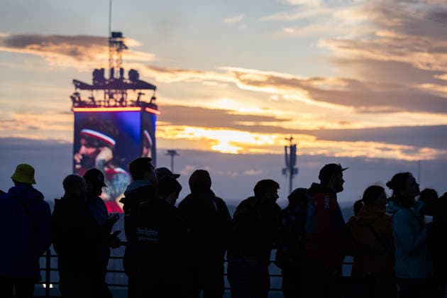 Rock am Ring 2026, Tag 2, 6.6.2026 Sonnenuntergang zu Electric Callboy -- Mit dem Traditionsfestival Rock am Ring am Nürburgring in der Eifel startet in Deutschland die Festival-Saison. Rock am Ring findet in diesem Jahr vom 5. bis 7. Juni statt. Rund 80 Bands und Künstler stehen auf einer der drei großen Bühnen. Nürburg Nürburgring Rheinland-Pfalz Deutschland *** Rock am Ring 2026, Day 2, 6 6 2026 Sunset to Electric Callboy The traditional Rock am Ring festival at the Nürburgring in the Eifel region kicks off the festival season in Germany Rock am Ring will take place this year from June 5 to 7 Around 80 bands and artists will perform on one of the three large stages Nürburg Nürburgring Rhineland-Palatinate Germany Copyright: xSebastianxDerixx