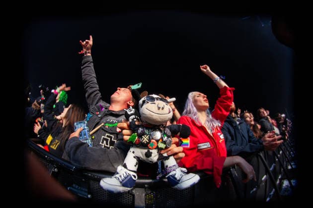 Zuschauer mit einem verkleideten Plüschtier während des Auftritts der dänischen Rockband Volbeat im Rahmen des Festivals Rock am Ring 2026 am Nürburgring. Nürburg Rock am Ring Rheinland-Pfalz Germany *** Spectator with a dressed-up stuffed animal during the performance of the Danish rock band Volbeat at the Rock am Ring 2026 festival at the Nürburgring Nürburg Rock am Ring Rheinland Pfalz Germany