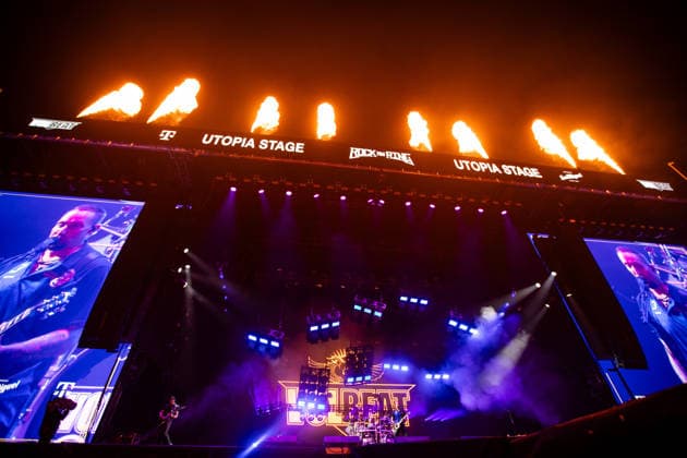 Bühne mit großen Flammenwerfern während des Auftritts der dänischen Rockband Volbeat im Rahmen des Festivals Rock am Ring 2026 am Nürburgring. Nürburg Rock am Ring Rheinland-Pfalz Germany *** Stage with large flamethrowers during the performance of the Danish rock band Volbeat as part of the Rock am Ring 2026 festival at the Nürburgring Nürburg Rock am Ring Rheinland Pfalz Germany