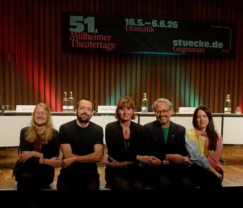 Mülheim: 51. Mülheimer Theatertage, Jurydebatte mit der Vergabe des Mülheimer Dramatikerpreises ** NUR FÜR REDAKTIONELLE ZWECKE ** EDITORIAL USE ONLY **<p>Mülheim: 51. Mülheimer Theatertage, Jurydebatte mit der Vergabe des Mülheimer Dramatikerpreises Am 06.06.2026 sind innerhalb der 51. Mülheimer Theatertage die Jurydebatte mit der Vergabe des Mülheimer Dramatikerpreises. Den Pries der Jury und den Publikumspreis hat gewonnen: Die kleine Meerjungraun, Kim de lÂ Horizon, Bühnen Bern. In die Kamera schaut die Jury von links nach rechts: Sarah Heppekausen, Jan Gehler, Katrin Ullmann, Christian Tschirner, Vidina Popov. Deutschland Mülheim an der Ruhr Copyright: JudithxMichaelis *** Mülheim 51 Mülheimer Theatertage, jury debate with Copyright: JudithxMichaelis doc866cohqw1ec1911pddxp ,EDITORIAL USE ONLY
