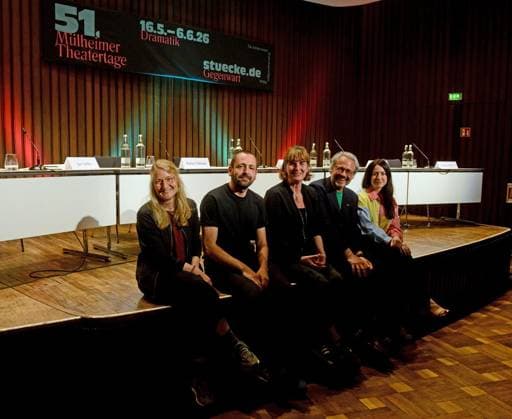 Mülheim: 51. Mülheimer Theatertage, Jurydebatte mit der Vergabe des Mülheimer Dramatikerpreises ** NUR FÜR REDAKTIONELLE ZWECKE ** EDITORIAL USE ONLY **<p>Mülheim: 51. Mülheimer Theatertage, Jurydebatte mit der Vergabe des Mülheimer Dramatikerpreises Am 06.06.2026 sind innerhalb der 51. Mülheimer Theatertage die Jurydebatte mit der Vergabe des Mülheimer Dramatikerpreises. Den Pries der Jury und den Publikumspreis hat gewonnen: Die kleine Meerjungraun, Kim de lÂ Horizon, Bühnen Bern. In die Kamera schaut die Jury von links nach rechts: Sarah Heppekausen, Jan Gehler, Katrin Ullmann, Christian Tschirner, Vidina Popov. Deutschland Mülheim an der Ruhr Copyright: JudithxMichaelis *** Mülheim 51 Mülheimer Theatertage, jury debate with Copyright: JudithxMichaelis doc866cohutzh5g0lhkdt5 ,EDITORIAL USE ONLY