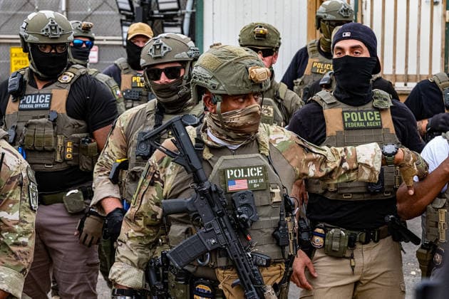 June 6, 2026, Newark, New Jersey, USA: In ICE agent, armed with an M4-pattern rifle, stands outside the Delaney Hall immigration detention center in Newark. Newark USA - ZUMAh196 20260606_znp_h196_006 Copyright: xTomxHudsonx