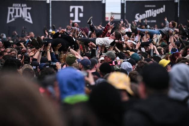 Rock am Ring 2026 ** NUR FÜR REDAKTIONELLE ZWECKE ** EDITORIAL USE ONLY **<p>Fans crowdsurfen während des Konzerts von Landmarks (LANDMVRKS) bei Rock am Ring Festival, am 06.06.2026 im Nürburgring. Deutschland NRW Nürburg Copyright: SocratesxTassos *** Rock am Ring 2026 FOR EDITORIAL PURPOSES ONLY EDITORIAL USE ONLY p Fans crowdsurfing during the concert of Landmarks LANDMVRKS at Rock am Ring Festival, on 06 06 2026 at Nürburgring Germany NRW Nürburg Copyright SocratesxTassos Copyright: SocratesxTassos doc866d1b9y9au343y5vm5 ,EDITORIAL USE ONLY