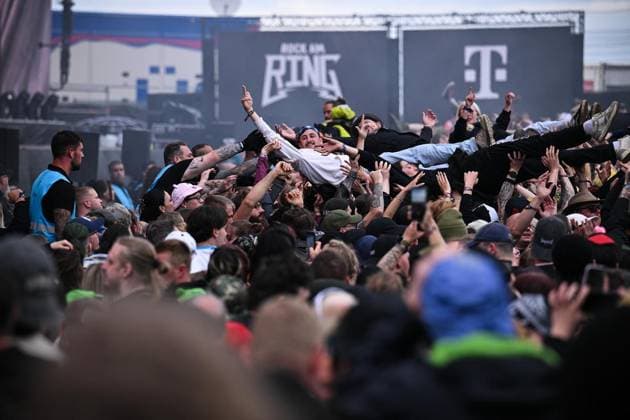Rock am Ring 2026 ** NUR FÜR REDAKTIONELLE ZWECKE ** EDITORIAL USE ONLY **<p>Fans crowdsurfen während des Konzerts von Landmarks (LANDMVRKS) bei Rock am Ring Festival, am 06.06.2026 im Nürburgring. Deutschland NRW Nürburg Copyright: SocratesxTassos *** Rock am Ring 2026 FOR EDITORIAL PURPOSES ONLY EDITORIAL USE ONLY p Fans crowdsurfing during the concert of Landmarks LANDMVRKS at Rock am Ring Festival, on 06 06 2026 at Nürburgring Germany NRW Nürburg Copyright SocratesxTassos Copyright: SocratesxTassos doc866d1dntk11hwwq2dt5 ,EDITORIAL USE ONLY