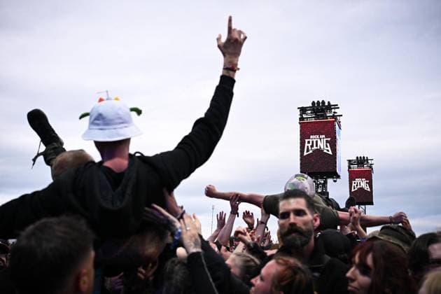 Rock am Ring 2026 ** NUR FÜR REDAKTIONELLE ZWECKE ** EDITORIAL USE ONLY **<p>Fans crowdsurfen während des Konzerts von Landmarks (LANDMVRKS) bei Rock am Ring Festival, am 06.06.2026 im Nürburgring. Deutschland NRW Nürburg Copyright: SocratesxTassos *** Rock am Ring 2026 FOR EDITORIAL PURPOSES ONLY EDITORIAL USE ONLY p Fans crowdsurfing during the concert of Landmarks LANDMVRKS at Rock am Ring Festival, on 06 06 2026 at Nürburgring Germany NRW Nürburg Copyright SocratesxTassos Copyright: SocratesxTassos doc866d1izf6s7w612fdxp ,EDITORIAL USE ONLY
