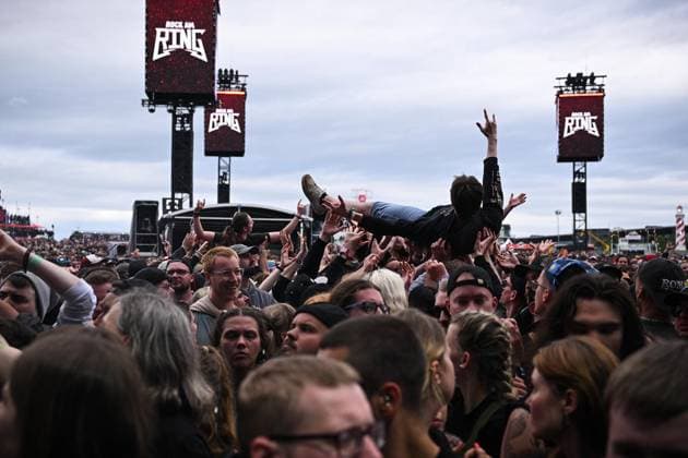 Rock am Ring 2026 ** NUR FÜR REDAKTIONELLE ZWECKE ** EDITORIAL USE ONLY **<p>Fans crowdsurfen während des Konzerts von Landmarks (LANDMVRKS) bei Rock am Ring Festival, am 06.06.2026 im Nürburgring. Deutschland NRW Nürburg Copyright: SocratesxTassos *** Rock am Ring 2026 FOR EDITORIAL PURPOSES ONLY EDITORIAL USE ONLY p Fans crowdsurfing during the concert of Landmarks LANDMVRKS at Rock am Ring Festival, on 06 06 2026 at Nürburgring Germany NRW Nürburg Copyright SocratesxTassos Copyright: SocratesxTassos doc866d1jgfek54eoogv83 ,EDITORIAL USE ONLY