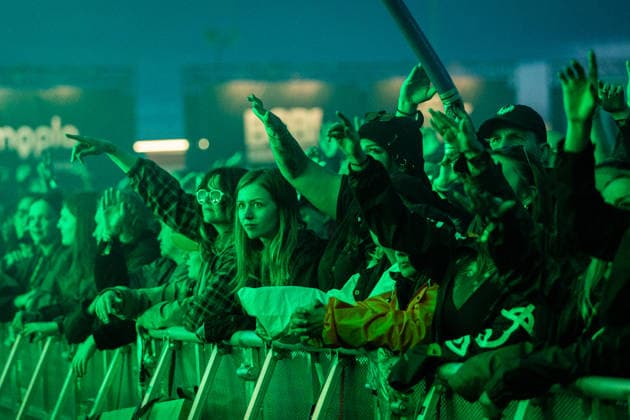 Rock am Ring 2026, Tag 2, 6.6.2026 Fans beim Auftritt von Marteria -- Mit dem Traditionsfestival Rock am Ring am Nürburgring in der Eifel startet in Deutschland die Festival-Saison. Rock am Ring findet in diesem Jahr vom 5. bis 7. Juni statt. Rund 80 Bands und Künstler stehen auf einer der drei großen Bühnen. Nürburg Nürburgring Rheinland-Pfalz Deutschland *** Rock am Ring 2026, Day 2, 6 6 2026 Fans at Marterias performance The traditional Rock am Ring festival at the Nürburgring in the Eifel region kicks off the festival season in Germany Rock am Ring will take place this year from June 5 to 7 Around 80 bands and artists will perform on one of the three large stages Nürburg Nürburgring Rhineland-Palatinate Germany Copyright: xSebastianxDerixx