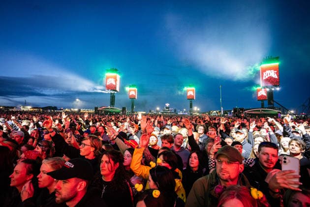 Rock am Ring 2026, Tag 2, 6.6.2026 Fans bei m Auftritt von Marteria -- Mit dem Traditionsfestival Rock am Ring am Nürburgring in der Eifel startet in Deutschland die Festival-Saison. Rock am Ring findet in diesem Jahr vom 5. bis 7. Juni statt. Rund 80 Bands und Künstler stehen auf einer der drei großen Bühnen. Nürburg Nürburgring Rheinland-Pfalz Deutschland *** Rock am Ring 2026, Day 2, 6 6 2026 fans at Marterias performance The traditional Rock am Ring festival at the Nürburgring in the Eifel region kicks off the festival season in Germany Rock am Ring will take place this year from June 5 to 7 Around 80 bands and artists will perform on one of the three large stages Nürburg Nürburgring Rhineland-Palatinate Germany Copyright: xSebastianxDerixx