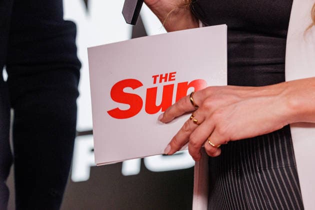 06.06.2026. Leverkusen. Reporterin am Rande des Fame Fighting, das große Promibox-Event von BILD und Eugen Lopez in der Leverkusener Ostermann Arena. Zum ersten Mal in Kooperation mit dem britischen Pendant Misfits Boxing und dem internationalen Medienpartner The Sun. Leverkusen Ostermann Arena Nordrhein-Westfalen Deutschland *** 06 06 2026 Leverkusen Reporter on the sidelines of Fame Fighting, the big celebrity boxing event organized by BILD and Eugen Lopez at the Ostermann Arena in Leverkusen For the first time in cooperation with the British counterpart Misfits Boxing and the international media partner The Sun Leverkusen Ostermann Arena North Rhine-Westphalia Germany