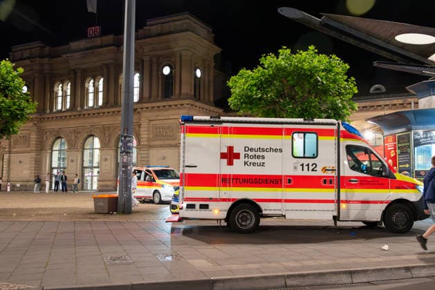Messerverletzung nach Auseinandersetzung am Mainzer Hauptbahnhof Am späten Samstagabend, dem 06.06.2026, kam es gegen 23:30 Uhr auf dem Bahnhofsvorplatz des Mainzer Hauptbahnhofs zu einem größeren Einsatz von Bundespolizei, Landespolizei und Rettungsdienst. Nach ersten Erkenntnissen war es zu einer Auseinandersetzung gekommen, bei der ein Messer eingesetzt worden sein soll. Eine Person erlitt Stichverletzungen im Bereich des Oberkörpers und wurde durch den Rettungsdienst versorgt. Der Bahnhofsvorplatz war während des Einsatzes von zahlreichen Einsatzkräften abgesichert. Die Hintergründe des Vorfalls sowie der genaue Tatablauf sind Gegenstand laufender Ermittlungen. Mainz Hauptbahnhof Rheinland-Pfalz Deutschland *** Knife injury after