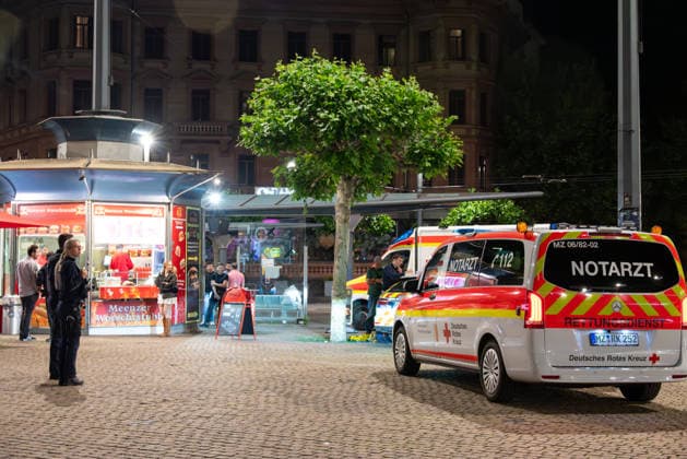 Messerverletzung nach Auseinandersetzung am Mainzer Hauptbahnhof Am späten Samstagabend, dem 06.06.2026, kam es gegen 23:30 Uhr auf dem Bahnhofsvorplatz des Mainzer Hauptbahnhofs zu einem größeren Einsatz von Bundespolizei, Landespolizei und Rettungsdienst. Nach ersten Erkenntnissen war es zu einer Auseinandersetzung gekommen, bei der ein Messer eingesetzt worden sein soll. Eine Person erlitt Stichverletzungen im Bereich des Oberkörpers und wurde durch den Rettungsdienst versorgt. Der Bahnhofsvorplatz war während des Einsatzes von zahlreichen Einsatzkräften abgesichert. Die Hintergründe des Vorfalls sowie der genaue Tatablauf sind Gegenstand laufender Ermittlungen. Mainz Hauptbahnhof Rheinland-Pfalz Deutschland *** Knife injury after