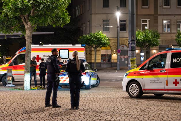Messerverletzung nach Auseinandersetzung am Mainzer Hauptbahnhof Am späten Samstagabend, dem 06.06.2026, kam es gegen 23:30 Uhr auf dem Bahnhofsvorplatz des Mainzer Hauptbahnhofs zu einem größeren Einsatz von Bundespolizei, Landespolizei und Rettungsdienst. Nach ersten Erkenntnissen war es zu einer Auseinandersetzung gekommen, bei der ein Messer eingesetzt worden sein soll. Eine Person erlitt Stichverletzungen im Bereich des Oberkörpers und wurde durch den Rettungsdienst versorgt. Der Bahnhofsvorplatz war während des Einsatzes von zahlreichen Einsatzkräften abgesichert. Die Hintergründe des Vorfalls sowie der genaue Tatablauf sind Gegenstand laufender Ermittlungen. Mainz Hauptbahnhof Rheinland-Pfalz Deutschland *** Knife injury after