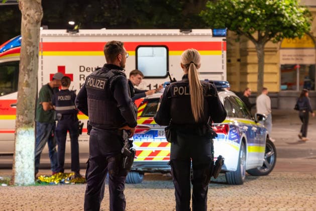 Messerverletzung nach Auseinandersetzung am Mainzer Hauptbahnhof Am späten Samstagabend, dem 06.06.2026, kam es gegen 23:30 Uhr auf dem Bahnhofsvorplatz des Mainzer Hauptbahnhofs zu einem größeren Einsatz von Bundespolizei, Landespolizei und Rettungsdienst. Nach ersten Erkenntnissen war es zu einer Auseinandersetzung gekommen, bei der ein Messer eingesetzt worden sein soll. Eine Person erlitt Stichverletzungen im Bereich des Oberkörpers und wurde durch den Rettungsdienst versorgt. Der Bahnhofsvorplatz war während des Einsatzes von zahlreichen Einsatzkräften abgesichert. Die Hintergründe des Vorfalls sowie der genaue Tatablauf sind Gegenstand laufender Ermittlungen. Mainz Hauptbahnhof Rheinland-Pfalz Deutschland *** Knife injury after
