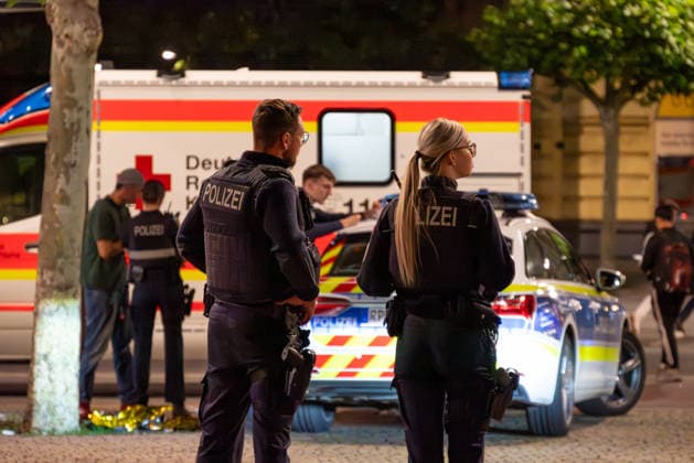 Messerverletzung nach Auseinandersetzung am Mainzer Hauptbahnhof Am späten Samstagabend, dem 06.06.2026, kam es gegen 23:30 Uhr auf dem Bahnhofsvorplatz des Mainzer Hauptbahnhofs zu einem größeren Einsatz von Bundespolizei, Landespolizei und Rettungsdienst. Nach ersten Erkenntnissen war es zu einer Auseinandersetzung gekommen, bei der ein Messer eingesetzt worden sein soll. Eine Person erlitt Stichverletzungen im Bereich des Oberkörpers und wurde durch den Rettungsdienst versorgt. Der Bahnhofsvorplatz war während des Einsatzes von zahlreichen Einsatzkräften abgesichert. Die Hintergründe des Vorfalls sowie der genaue Tatablauf sind Gegenstand laufender Ermittlungen. Mainz Hauptbahnhof Rheinland-Pfalz Deutschland *** Knife injury after