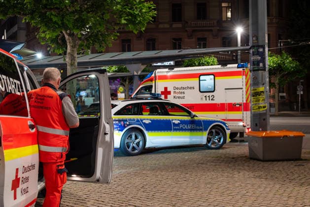 Messerverletzung nach Auseinandersetzung am Mainzer Hauptbahnhof Am späten Samstagabend, dem 06.06.2026, kam es gegen 23:30 Uhr auf dem Bahnhofsvorplatz des Mainzer Hauptbahnhofs zu einem größeren Einsatz von Bundespolizei, Landespolizei und Rettungsdienst. Nach ersten Erkenntnissen war es zu einer Auseinandersetzung gekommen, bei der ein Messer eingesetzt worden sein soll. Eine Person erlitt Stichverletzungen im Bereich des Oberkörpers und wurde durch den Rettungsdienst versorgt. Der Bahnhofsvorplatz war während des Einsatzes von zahlreichen Einsatzkräften abgesichert. Die Hintergründe des Vorfalls sowie der genaue Tatablauf sind Gegenstand laufender Ermittlungen. Mainz Hauptbahnhof Rheinland-Pfalz Deutschland *** Knife injury after
