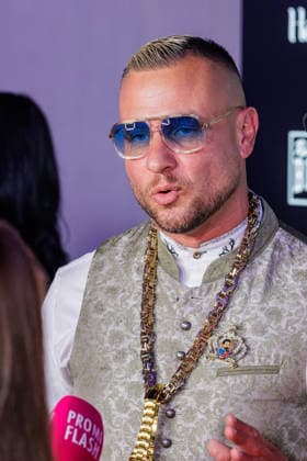 06.06.2026. Leverkusen. Eric Sindermann (Dr. Sindsen) am Rande des Fame Fighting, das große Promibox-Event von BILD und Eugen Lopez in der Leverkusener Ostermann Arena. Zum ersten Mal in Kooperation mit dem britischen Pendant Misfits Boxing und dem internationalen Medienpartner The Sun. Leverkusen Ostermann Arena Nordrhein-Westfalen Deutschland *** 06 06 2026 Leverkusen Eric Sindermann Dr Sindsen on the verge of Fame Fighting, the big celebrity boxing event by BILD and Eugen Lopez in the Ostermann Arena in Leverkusen For the first time in cooperation with the British counterpart Misfits Boxing and the international media partner The Sun Leverkusen Ostermann Arena North Rhine-Westphalia Germany