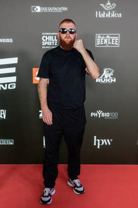 06.06.2026. Leverkusen. Michael Doleys (MckyTV) am Rande des Fame Fighting, das große Promibox-Event von BILD und Eugen Lopez in der Leverkusener Ostermann Arena. Zum ersten Mal in Kooperation mit dem britischen Pendant Misfits Boxing und dem internationalen Medienpartner The Sun. Leverkusen Ostermann Arena Nordrhein-Westfalen Deutschland *** 06 06 2026 Leverkusen Michael Doleys MckyTV on the sidelines of Fame Fighting, the big celebrity boxing event by BILD and Eugen Lopez at the Ostermann Arena in Leverkusen For the first time in cooperation with the British counterpart Misfits Boxing and the international media partner The Sun Leverkusen Ostermann Arena North Rhine-Westphalia Germany