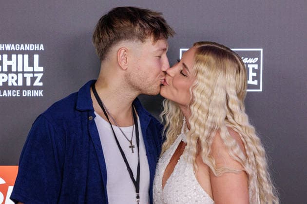 06.06.2026. Leverkusen. (l-r) Oliver Ginkel mit Freundin Antonia am Rande des Fame Fighting, das große Promibox-Event von BILD und Eugen Lopez in der Leverkusener Ostermann Arena. Zum ersten Mal in Kooperation mit dem britischen Pendant Misfits Boxing und dem internationalen Medienpartner The Sun. Leverkusen Ostermann Arena Nordrhein-Westfalen Deutschland *** 06 06 2026 Leverkusen l r Oliver Ginkel with girlfriend Antonia on the sidelines of Fame Fighting, the big celebrity boxing event organized by BILD and Eugen Lopez at the Ostermann Arena in Leverkusen For the first time in cooperation with British counterpart Misfits Boxing and international media partner The Sun Leverkusen Ostermann Arena North Rhine-Westphalia Germany