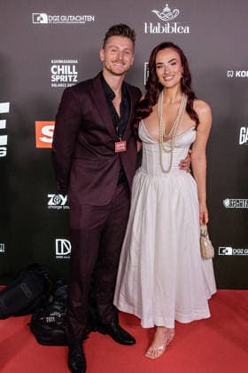 06.06.2026. Leverkusen. (l-r) Tommy Pedroni mit Freundin Paulina am Rande des Fame Fighting, das große Promibox-Event von BILD und Eugen Lopez in der Leverkusener Ostermann Arena. Zum ersten Mal in Kooperation mit dem britischen Pendant Misfits Boxing und dem internationalen Medienpartner The Sun. Leverkusen Ostermann Arena Nordrhein-Westfalen Deutschland *** 06 06 2026 Leverkusen l r Tommy Pedroni with girlfriend Paulina on the sidelines of Fame Fighting, the big celebrity boxing event organized by BILD and Eugen Lopez at the Ostermann Arena in Leverkusen For the first time in cooperation with the British counterpart Misfits Boxing and the international media partner The Sun Leverkusen Ostermann Arena North Rhine-Westphalia Germany
