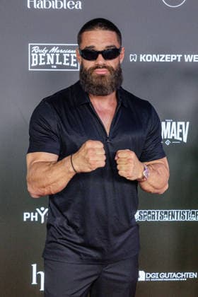 06.06.2026. Leverkusen. Aleks Petrovic am Rande des Fame Fighting, das große Promibox-Event von BILD und Eugen Lopez in der Leverkusener Ostermann Arena. Zum ersten Mal in Kooperation mit dem britischen Pendant Misfits Boxing und dem internationalen Medienpartner The Sun. Leverkusen Ostermann Arena Nordrhein-Westfalen Deutschland *** 06 06 2026 Leverkusen Aleks Petrovic on the verge of Fame Fighting, the big celebrity boxing event by BILD and Eugen Lopez in the Ostermann Arena in Leverkusen For the first time in cooperation with the British counterpart Misfits Boxing and the international media partner The Sun Leverkusen Ostermann Arena North Rhine-Westphalia Germany
