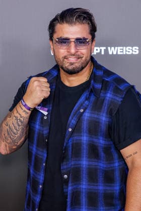 06.06.2026. Leverkusen. Severino Seeger am Rande des Fame Fighting, das große Promibox-Event von BILD und Eugen Lopez in der Leverkusener Ostermann Arena. Zum ersten Mal in Kooperation mit dem britischen Pendant Misfits Boxing und dem internationalen Medienpartner The Sun. Leverkusen Ostermann Arena Nordrhein-Westfalen Deutschland *** 06 06 2026 Leverkusen Severino Seeger on the verge of Fame Fighting, the big celebrity boxing event by BILD and Eugen Lopez in the Ostermann Arena in Leverkusen For the first time in cooperation with the British counterpart Misfits Boxing and the international media partner The Sun Leverkusen Ostermann Arena North Rhine-Westphalia Germany
