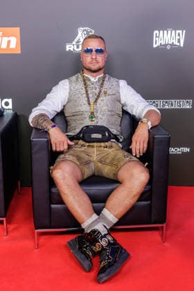 06.06.2026. Leverkusen. Eric Sindermann (Dr. Sindsen) am Rande des Fame Fighting, das große Promibox-Event von BILD und Eugen Lopez in der Leverkusener Ostermann Arena. Zum ersten Mal in Kooperation mit dem britischen Pendant Misfits Boxing und dem internationalen Medienpartner The Sun. Leverkusen Ostermann Arena Nordrhein-Westfalen Deutschland *** 06 06 2026 Leverkusen Eric Sindermann Dr Sindsen on the verge of Fame Fighting, the big celebrity boxing event by BILD and Eugen Lopez in the Ostermann Arena in Leverkusen For the first time in cooperation with the British counterpart Misfits Boxing and the international media partner The Sun Leverkusen Ostermann Arena North Rhine-Westphalia Germany