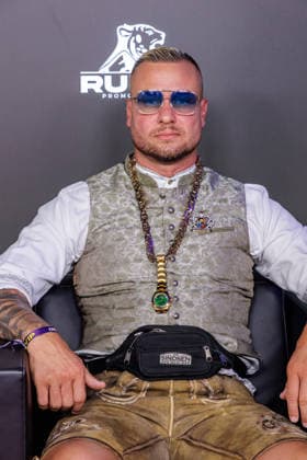 06.06.2026. Leverkusen. Eric Sindermann (Dr. Sindsen) am Rande des Fame Fighting, das große Promibox-Event von BILD und Eugen Lopez in der Leverkusener Ostermann Arena. Zum ersten Mal in Kooperation mit dem britischen Pendant Misfits Boxing und dem internationalen Medienpartner The Sun. Leverkusen Ostermann Arena Nordrhein-Westfalen Deutschland *** 06 06 2026 Leverkusen Eric Sindermann Dr Sindsen on the verge of Fame Fighting, the big celebrity boxing event by BILD and Eugen Lopez in the Ostermann Arena in Leverkusen For the first time in cooperation with the British counterpart Misfits Boxing and the international media partner The Sun Leverkusen Ostermann Arena North Rhine-Westphalia Germany