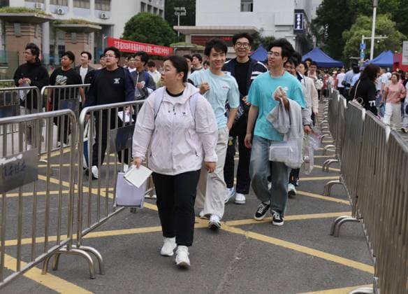 GAOKAO in Huai an HUAI AN, CHINA - JUNE 7, 2026 - Students preparing for the college entrance examination lined up to enter the examination site of Qingjiang Middle School in Huai an City, Jiangsu Province, China. June 7, 2026. Huai an Jiangsu China  Copyright: xCFOTOx i1780823496081