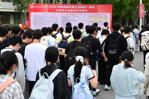 GAOKAO in Suzhou Students taking the college entrance examination queue up to enter the examination center of Taicang Senior High School in Suzhou, Jiangsu Province, China on June 7, 2026. Suzhou Jiangsu China  Copyright: xCFOTOx i1780825628452
