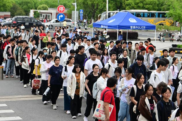 GAOKAO in Suzhou Students taking the college entrance examination queue up to enter the examination center of Taicang Senior High School in Suzhou, Jiangsu Province, China on June 7, 2026. Suzhou Jiangsu China  Copyright: xCFOTOx i1780825629276