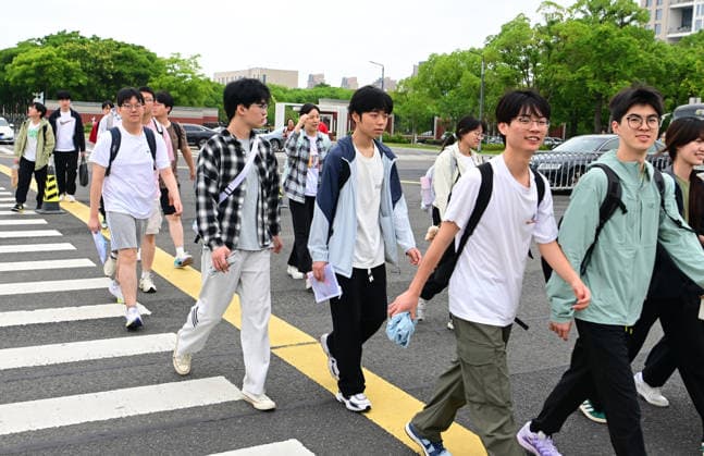 GAOKAO in Suzhou Students taking the college entrance examination queue up to enter the examination center of Taicang Senior High School in Suzhou, Jiangsu Province, China on June 7, 2026. Suzhou Jiangsu China  Copyright: xCFOTOx i1780825631139