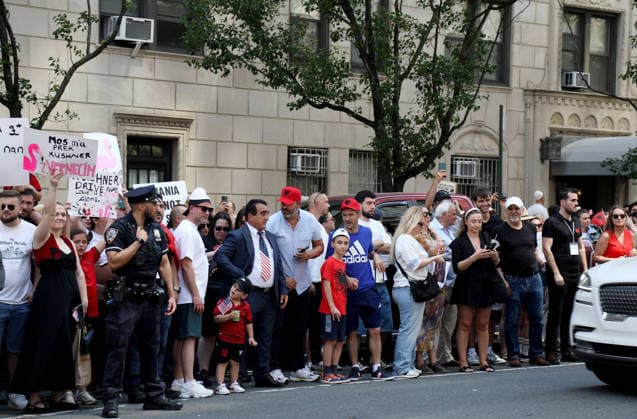 Protest in Support of Demonstrations in Albania in front of Albanian Embassy in New York City, USA. Protesters hold signs and Albanian national flags as they take part in a demonstration in front of the Albanian Consulate in New York, USA, on June 6, 2026. Protesters are supporting demonstrations in Albania opposing the construction of a luxury tourism complex project in the protected area of Narta Lagoon in the city of Vlore, linked to US President Donald Trump s son-in-law, Jared Kushner, and his wife, Ivanka Trump. The project was planned for two areas along the Adriatic coast, the protected delta area of Vjosa-Narta and the nearby uninhabited island of Sazan, once a secret communist military base. Light Studio Agency Dritan Haxhia New Copyright: xLightxStudioxAgencyx xDritanxHaxhiax