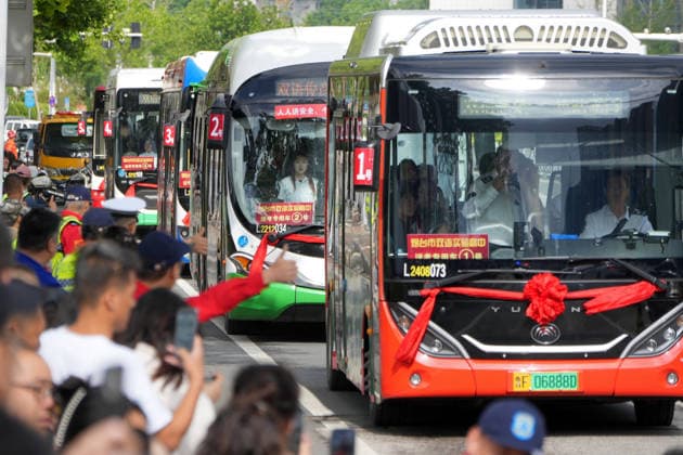GAOKAO in Yantai Citizens and volunteers cheer for students taking the college entrance examination on the bus in Yantai, Shandong Province, China, on June 7, 2026. Yantai Shandong China  Copyright: xCFOTOx i1780829271679