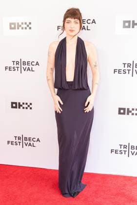 June 6, 2026, New York, New York, USA: Lizzy McAlpine wearing dress by Frederick Anderson attends premiere of Only What We Carry at Tribeca Film Festival at SVA Theatre in New York, NY on June 6, 2026. New York USA - ZUMAr339 20260606_znp_r339_096 Copyright: xLevxRadinx