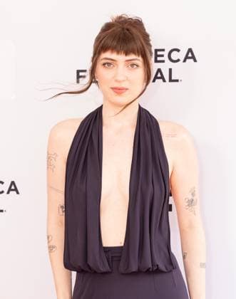 June 6, 2026, New York, New York, USA: Lizzy McAlpine wearing dress by Frederick Anderson attends premiere of Only What We Carry at Tribeca Film Festival at SVA Theatre in New York, NY on June 6, 2026. New York USA - ZUMAr339 20260606_znp_r339_097 Copyright: xLevxRadinx