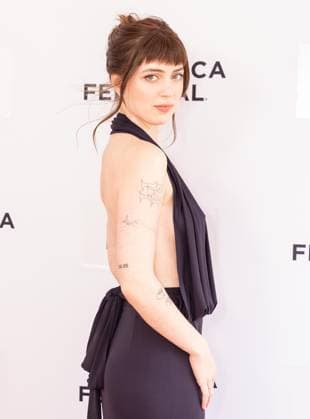 June 6, 2026, New York, New York, USA: Lizzy McAlpine wearing dress by Frederick Anderson attends premiere of Only What We Carry at Tribeca Film Festival at SVA Theatre in New York, NY on June 6, 2026. New York USA - ZUMAr339 20260606_znp_r339_098 Copyright: xLevxRadinx