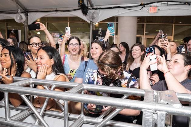 June 6, 2026, New York, New York, USA: Fans cheer for stars attending premiere of Happy Hours at Tribeca Film Festival at BMCC in New York, NY on June 6, 2026. New York USA - ZUMAr339 20260606_znp_r339_190 Copyright: xLevxRadinx
