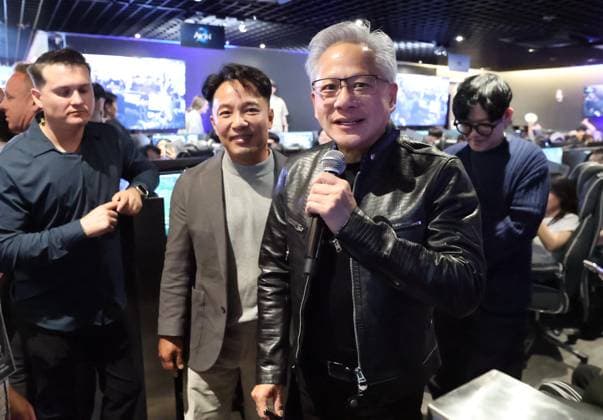 Nvidia CEO Huang in Seoul Nvidia CEO Huang in Seoul U.S. chip giant Nvidia Corp. CEO Jensen Huang (R, front) visits an internet cafe with NCSoft CEO Kim Taek-jin (2nd from L) in Seoul on June 7, 2026. (Pool photo) (Yonhap) 2026-06-07 16:00:29 < 1980-2026 YONHAPNEWS AGENCY. .> ¼­¿ïÆ¯º°½Ã EDITORIAL USE ONLY  Copyright: xx PYH2026060707880031500 YonhapxNewsx yonphotos253048