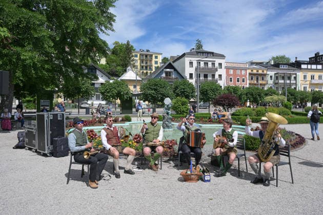 2.Hausmusikroas 2026 in Gmunden - Auftritt der Volksmusikgruppe Tanzmusikkapelle G mahde Wies n im Kaiserpark in Gmunden, fotografiert am 06.06.26. Das Bild zeigt die Volksmusikgruppe Tanzkapelle G™mahde Wies™n während ihres Auftritts im Kaiserpark in Gmunden 2022 - 2.Hausmusikroas 2026 in Gmunden - Auftritt der Volksmusikgruppe Tanzmusikkapelle G mahde Wies n im Kaiserpark in Gmunden, am 06.06.26 *** 2 Hausmusikroas 2026 in Gmunden Performance of the folk music group Tanzmusikkapelle G mahde Wies n in Kaiserpark in Gmunden, photographed on 06 06 26 The picture shows the folk music group Tanzkapelle G™mahde Wies™n during their performance in Kaiserpark in Gmunden 2022 2 Hausmusikroas 2026 in Gmunden Performance of the folk music group