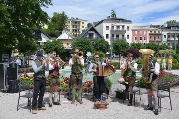 2.Hausmusikroas 2026 in Gmunden - Auftritt der Volksmusikgruppe Tanzmusikkapelle G mahde Wies n im Kaiserpark in Gmunden, fotografiert am 06.06.26. Das Bild zeigt die Volksmusikgruppe Tanzkapelle G™mahde Wies™n während ihres Auftritts im Kaiserpark in Gmunden 2022 - 2.Hausmusikroas 2026 in Gmunden - Auftritt der Volksmusikgruppe Tanzmusikkapelle G mahde Wies n im Kaiserpark in Gmunden, am 06.06.26 *** 2 Hausmusikroas 2026 in Gmunden Performance of the folk music group Tanzmusikkapelle G mahde Wies n in Kaiserpark in Gmunden, photographed on 06 06 26 The picture shows the folk music group Tanzkapelle G™mahde Wies™n during their performance in Kaiserpark in Gmunden 2022 2 Hausmusikroas 2026 in Gmunden Performance of the folk music group