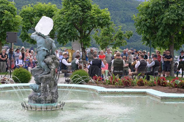 2.Hausmusikroas 2026 in Gmunden - Auftritt der Volksmusikgruppe Tanzmusikkapelle G mahde Wies n im Kaiserpark in Gmunden, fotografiert am 06.06.26. Das Bild zeigt die Volksmusikgruppe Tanzkapelle G™mahde Wies™n während ihres Auftritts im Kaiserpark in Gmunden vor Publikum. Salzträgerbrunnen 2022 - 2.Hausmusikroas 2026 in Gmunden - Auftritt der Volksmusikgruppe Tanzmusikkapelle G mahde Wies n im Kaiserpark in Gmunden, am 06.06.26 *** 2 Hausmusikroas 2026 in Gmunden Performance of the folk music group Tanzmusikkapelle G mahde Wies n in Kaiserpark in Gmunden, photographed on 06 06 26 The picture shows the folk music group Tanzkapelle G™mahde Wies™n during their performance in Kaiserpark in Gmunden in front of the audience Salzträgerbrunn
