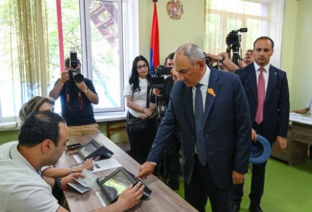 Armenia Parliamentary Election 9184598 07.06.2026 Civil Contract party leader and Armenian Prime Minister Nikol Pashinyan receives his ballot at a polling station during the Armenian parliamentary election in Yerevan, Armenia. Stringer Sputnik Yerevan Armenia  Copyright: xStringerx