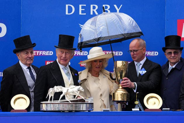 King Charles III And Queen Camilla Attend Derby Day At Epsom Downs Racecourse EPSOM, ENGLAND - JUNE 06: (L-R) Peter Done, King Charles III, Queen Camilla, guest and Michael Tabor on stage for the presentation of the the Epsom Derby Trophy at Epsom Derby 2026 at Epsom Downs Racecourse on June 06, 2026 in Epsom, England. The King revived a royal tradition of Queen Elizabeth II, by attending the Derby at Epsom Racecourse. Earlier today, the King s nephew Peter Phillips married Harriet Sperling in a ceremony in Kemble, Gloucestershire., Credit:Carl Court PA ROTA - B68 Avalon United Kingdom, England, Epsom, Epsom Downs Racecourse  Copyright: xCarlxCourtx xPAxROTAx-xB68x xAvalonx 1108529242