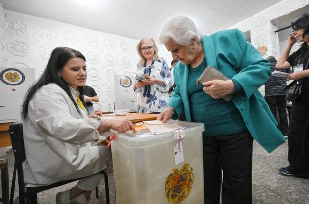 Armenia Parliamentary Election 9184611 07.06.2026 An elderly woman casts her ballot at a polling station during the Armenian parliamentary election in Yerevan, Armenia. Yuri Kochetkov Sputnik Yerevan Armenia  Copyright: xYurixKochetkovx