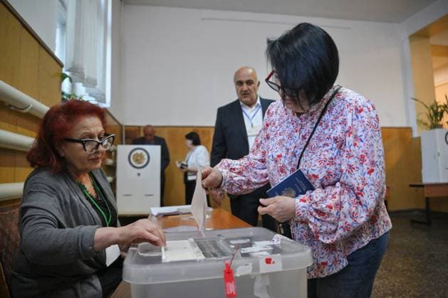 Armenia Parliamentary Election 9184613 07.06.2026 A woman casts her ballot at a polling station during the Armenian parliamentary election in Yerevan, Armenia. Yuri Kochetkov Sputnik Yerevan Armenia  Copyright: xYurixKochetkovx