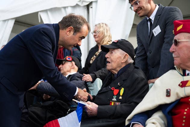 Sebastien Lecornu At D-Day Commemoration - Normandy Sebastien Lecornu, French Prime Minister, salutes veterans during the international ceremony marking the 82nd anniversary of the Normandy Landings in Langrune-sur-Mer, France on June 6, 2026. Photo by Gregoire Campione Pool ABACAPRESS.COM France  Copyright: xCampionexGregoire ABACAx